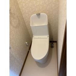 長年使用していた洗浄便座から水漏れが発生し、年数が経過していて修理も出来なかったのでトイレの壁と床も含めリフォームしました。