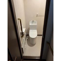 既存のトイレをリフォームし、節水性能に優れた最新型のトイレへ交換しました。あわせて、これまで設置されていた窓を塞ぐことで断熱性能を高め、冬場の冷気の侵入を軽減。壁と床も一新し、明るく清潔感のある空間に仕上げました。