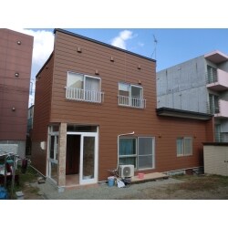 長年暮らしてきた家。内装・外装ともに一新しこれからの人生を快適に過ごせるよう、キッチン、トイレ、玄関ドア、内装ドア、内窓などを取り替えました。