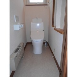 ２０年以上使用していた洗浄便座の不調で、この機会に節水型のウォシュレット一体型便器に取替をしました。キレイ好きな奥様に喜ばれるフチなし便器はお掃除も楽になります。