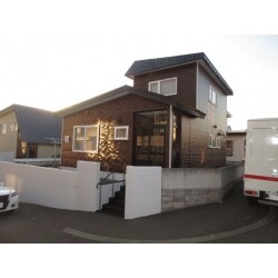 塀のヒビを簡易補修した跡が目立ち、家が築年数以上に古く見えるので、外観をキレイにしたいとご用命をいただきました。
外壁の塗装状態は手で触ると指に白い粉のような物が付くくらいの悪い状態でしたが、夕日を浴びるとキラキラ輝く程の艶がでるようになり、オーナー様に大変ご満足いただきました。