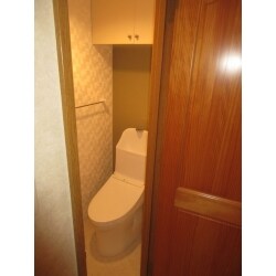 新築から３０年大切に使用していた洗浄便座から漏水し始め、これを機にトイレリフォームをご相談いただきました。
取り替え以前の便器洗浄水量より約７０％節水で、おトイレ全体が清掃性も良くなり、ご満足いただけました。
