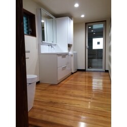 元々広かった洗面所の設備と内装をリフォームしました。