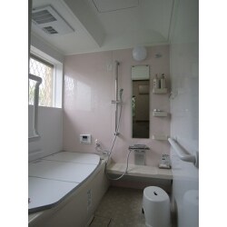 在来工法の浴室からユニットバスに交換。浴室が暖かく快適になり、洗面台も使いやすくなりました。