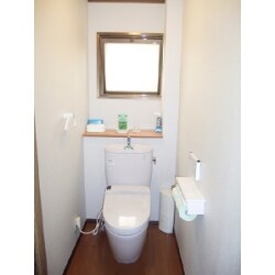 内装貼替えと併せ、トイレの交換をしました。