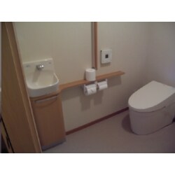 1坪のおトイレには自動開閉・洗浄のタンクレス便器を設置しました。
