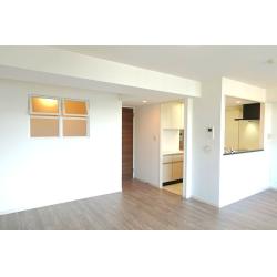 マンションでよく見かけるLDKの一部が和室の間取り。
このタイプの和室はなかな有効活用しにくいのではと思います。
Ｌ字型に襖があり壁が少ないため家具をすっきりと納められないのも原因かと思います。

今回は和室の半分３帖と押入れを４帖の書斎にリフォームしました。
和室の残り３帖はリビングの一部としています。