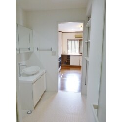 洗面所とキッチンを行き来出来るように、リフォームしました。