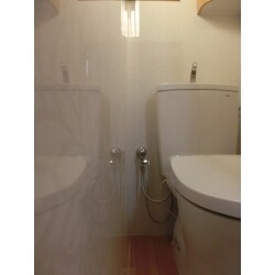今回のトイレリフォームで特筆したいのは、節水型のトイレではなく、壁の仕上げです。
トイレの壁全面、キッチンパネルで仕上げております。
メラミン化粧板のキッチンパネルは、クロスと違い耐久性に優れていますので
将来に渡って、内装リフォームの必要はありません。
