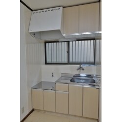 戸建ての収益物件は、数が少なく人気があるとのこと。
 管理費が無いのもいいですね。
 今回リフォームさせていただいた物件は、見た目のヤレは目立つものの
内装工事と、キッチンセット、流し台の取替で見違えるようにきれいになりました。