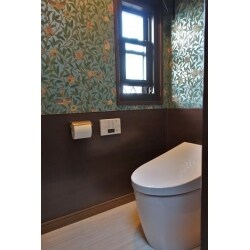 アンティークな仕上げですが最新式のトイレです