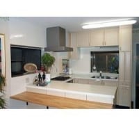 蕎麦造り用の広々キッチン