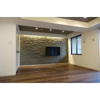 石積み調タイルが映えるコーニス照明