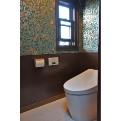 ウィリアムモリスの壁紙とダークブラウンの化粧パネルで仕上げたトイレ、
アンティークな感じですが、便器はTOTO タンクレストイレネオレストAH1 床はTOTOハイドロセラをご採用いただき機能は最新式です。
