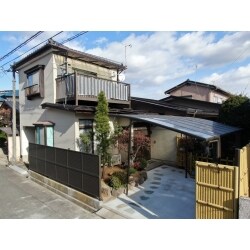 カーポートと道路沿いのフェンスを設置しました。