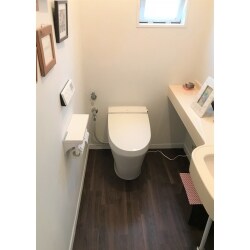 LIXILのタンクレストイレに入れ替えました。
