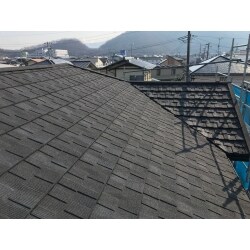 既存屋根を撤去せず、新しい屋根材を重ね葺きしました。