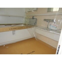 最近の物だと、シャワー部分や入口付近、浴槽付近だけの手摺設置が多いのですが、ご希望を踏まえ、ユニットバス内の四方に手摺を配置し、浴槽も腰かけタイプにし、浴槽に入る前の所にも、座る事の出来るタイプにしました。