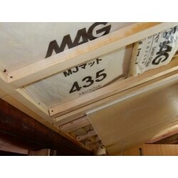 ２階で寝る事も考えたいとの事でしたので、梁を見せる事を止め、断熱材を挟み込み、天井下地を仕上げました。