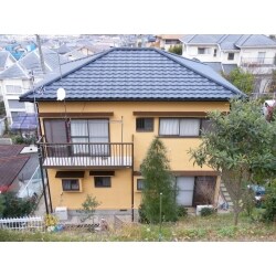 外壁を鮮やかな色合い弾性シリコン塗装仕上げで、屋根材を焼成瓦から軽量瓦へ葺き替え。