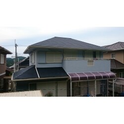 ミッドナイトブルー色での葺き替え工事例です。