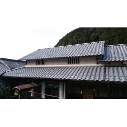 昔ながらの和型のいぶし瓦での葺きあげた屋根でしたが、鬼瓦ももう要らないし、少しでも軽くしたいけど、瓦屋根が良いとのご希望でしたので、同じ、いぶし瓦の材質で、形状を少し変えた製品でのご提案させて頂きました。