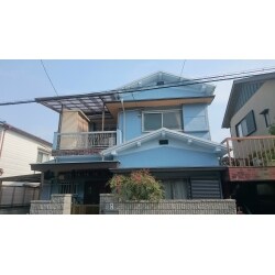 外壁を、お母様お気に入りの青色で塗装し、屋根は、重い焼成瓦を撤去し、遮熱タイプのカラーベストに仕上げました。