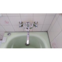 向かって左側のカランが解放状態となり、お湯が出っぱなしとなっていました。