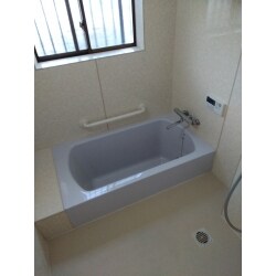 元々のタイル貼りのお風呂を、浴槽を取替え、壁面をお風呂用のパネルを貼りあげ、床面は、寒くなりにくいシートを貼りました。