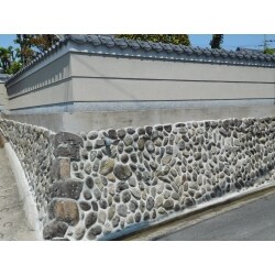 崩れかけていた石積みの塀のモルタル詰めです。
