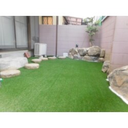 防草シートを敷き詰めた上から、人工芝を敷き、小さなお子様がプールで遊べる空間をお作りしました。以前より広くなったので、色んな事が出来そうです。