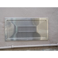 床下換気口からの小動物の侵入を無くす。