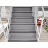 滑りにくい外階段。
