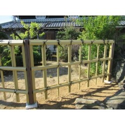 枯葉が落ち、掃除が大変であった生垣でしたが、見せる庭に一新し、京風のフェンスとしました。