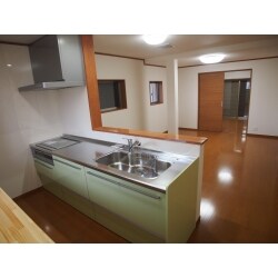 住宅の耐震補強工事に伴い、大規模リフォームを行いました。
閉鎖的で孤立していた1階キッチンと洋室の隔たりになっていた壁を撤去しオープンな対面キッチンへ間取りを変更しました。お部屋全体が見渡せる開放的な空間となりました。
