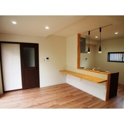 耐震補強工事にともなって住宅の大規模リフォームを行いました。水まわり設備（キッチン・バス・トイレ・洗面化粧台）の取替え、間取りの変更、耐震補強を行い「安心・快適に住まえる家」になりました。