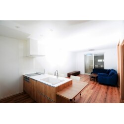 倉庫として利用していた建物を、2/3北側を若夫婦の住居スペース、残りの1/3南側は今までと同じく倉庫として利用できるようにリフォームしたいとご依頼いただきました。
住居スペースとしてリフォームしたリビングは、木目を基調とし落ち着いた雰囲気に仕上がりました。