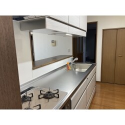 キッチンを中心にリフォームのご依頼をいただきました。「床張替えも含め、グッと使いやすくなるように提案してもらって満足しています。」とお喜びのお言葉をいただきました。
