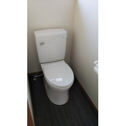 不安が多かった、トイレを中心としたバリアフリー工事。段差も解消・手摺の設置も行い、安心して使える空間に変わりました。