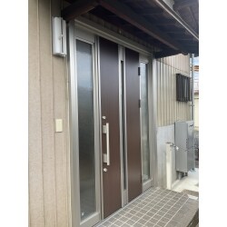 東向きのドアのため外気の影響を受けやすい玄関ドア。暑さや寒さから守る玄関ドアのリフォームにお施主様も過ごしやすくなったとお褒めの言葉をいただきました。