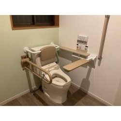 洋式トイレと男性用トイレ（小便器）の2部屋の間の壁を打ち抜いて
家族の介護で車椅子や介護しやすいトイレになりました。