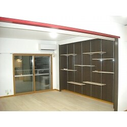 ・部屋の入口の上部にお客様のお好きな赤色を塗装
・リビングの壁面に可動棚を新設