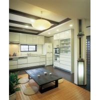 二軒の旧家を一軒に全面改装、梁を活かした和モダン空間へ