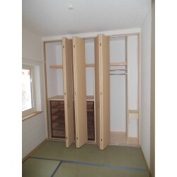 クローゼットに既存のタンスの引き出し部分を利用しました。