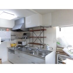 暗い対面キッチンをオープンにして明るく広々としたキッチンに