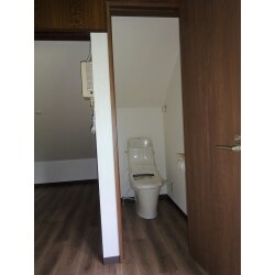 小屋裏の納戸を利用して,トイレを設置しました。