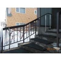 階段の手摺をつかまりやすくリフォーム