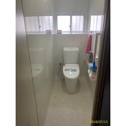 トイレには７ｃｍ程の段差がありましたが、バリアフリーに変更。また以前はタイル壁の為寒く、手摺も付けれない状態でしたが明るく清潔感のある明るいトイレになりました。