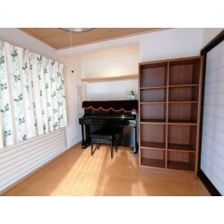 和室の畳をフローリングへリフォーム。押入れ部分はピアノ置き場に。ピアノの練習も捗りそうです。