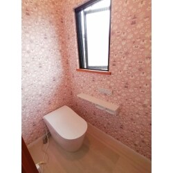 1Fと2Fのトイレをリフォーム。キャラクターのクロスでふんわり暖かく、ブルーグリーンのクロスはスッキリ落ち着く空間。